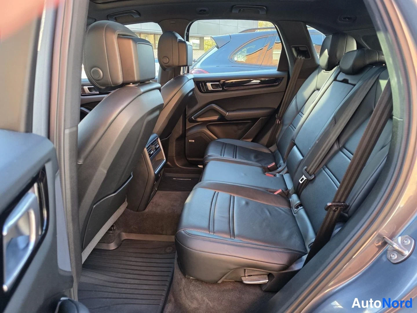 Sininen Porsche Cayenne 2019, takaistuimet, kuva 15