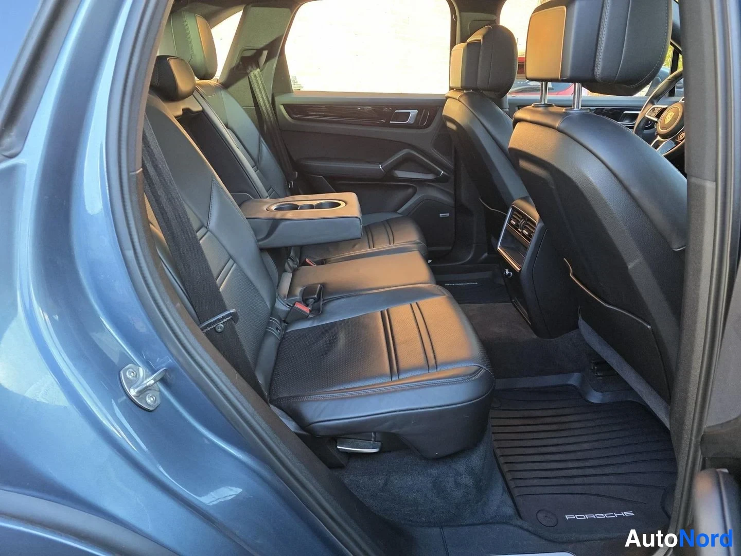 Sininen Porsche Cayenne 2019, takaistuimet, kuva 16