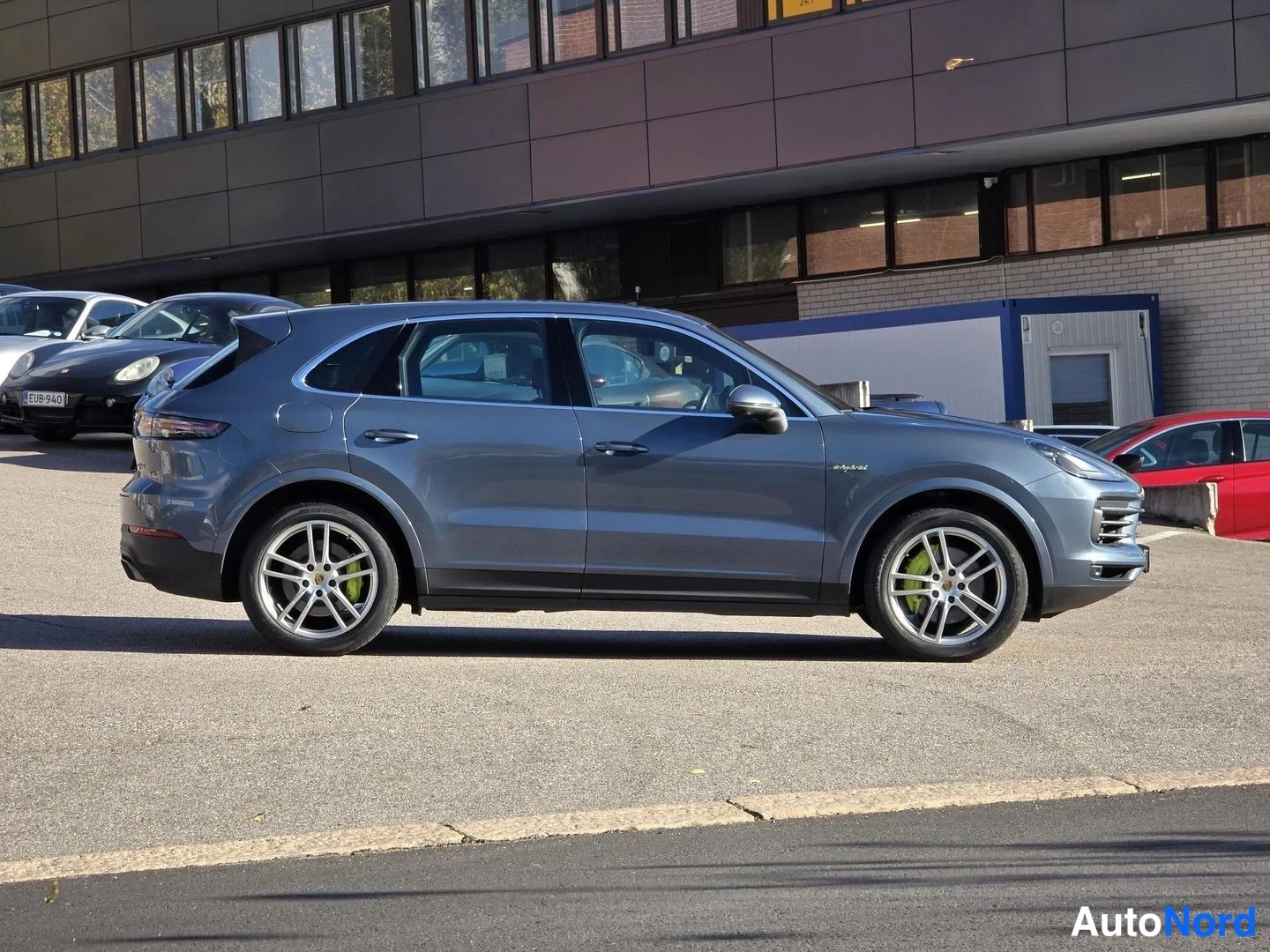 Sininen Porsche Cayenne 2019, etuviisto, keula oikealle, kuva 2