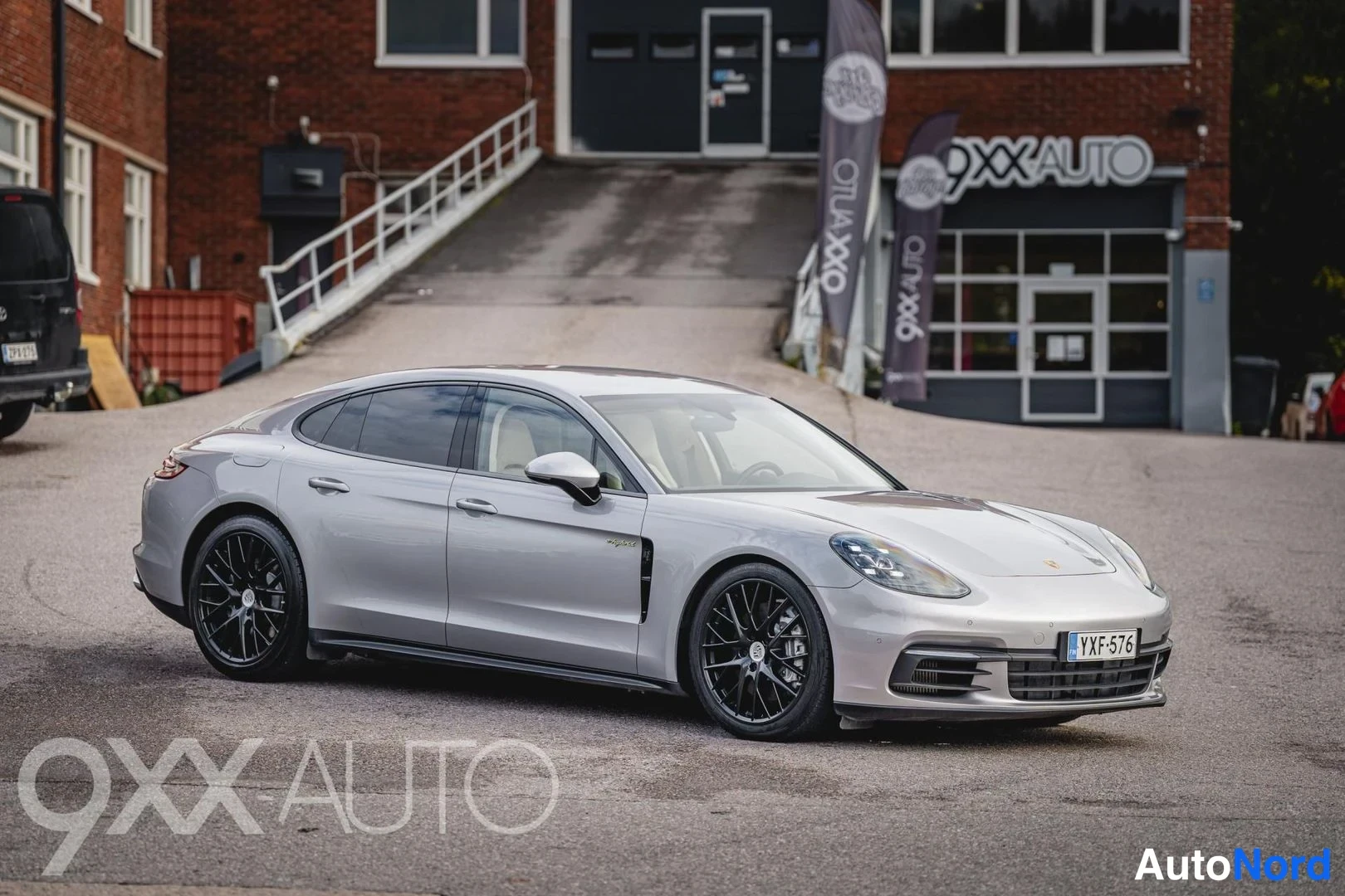 Harmaa Porsche Panamera 4 E-Hybrid 2020, etuviisto, keula oikealle, kuva 2