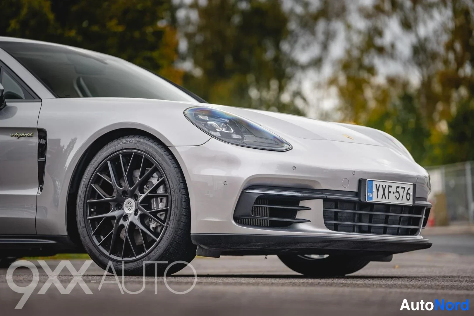 Harmaa Porsche Panamera 4 E-Hybrid 2020, etuviisto, keula oikealle, kuva 4