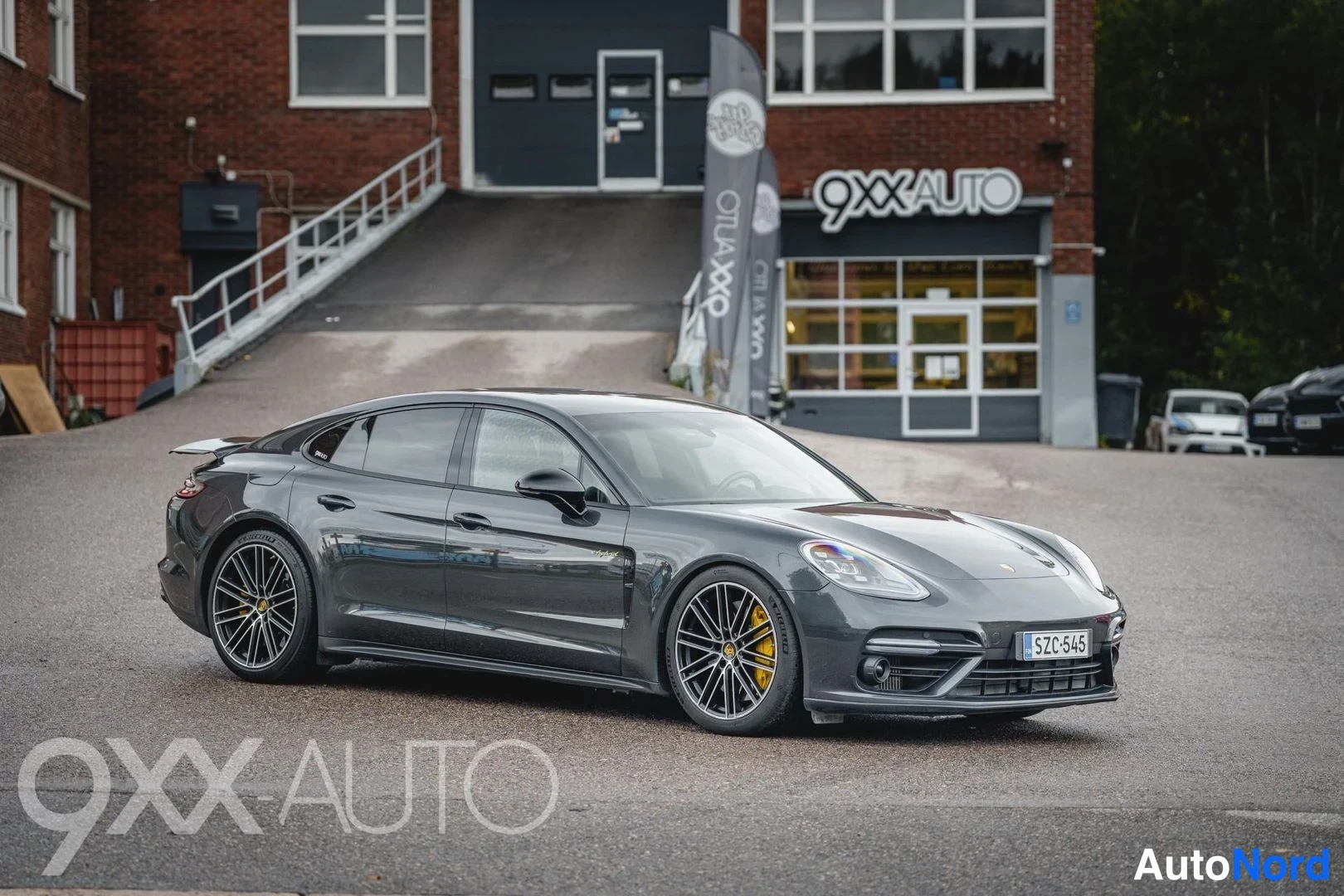 Harmaa Porsche Panamera Turbo S e-Hybrid 2018, etuviisto, keula oikealle, kuva 2