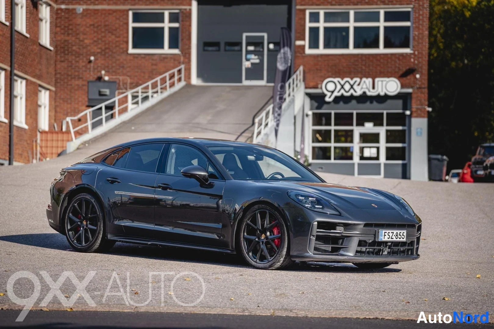 Harmaa Porsche Panamera 2024, etuviisto, keula vasemmalle, kuva 2