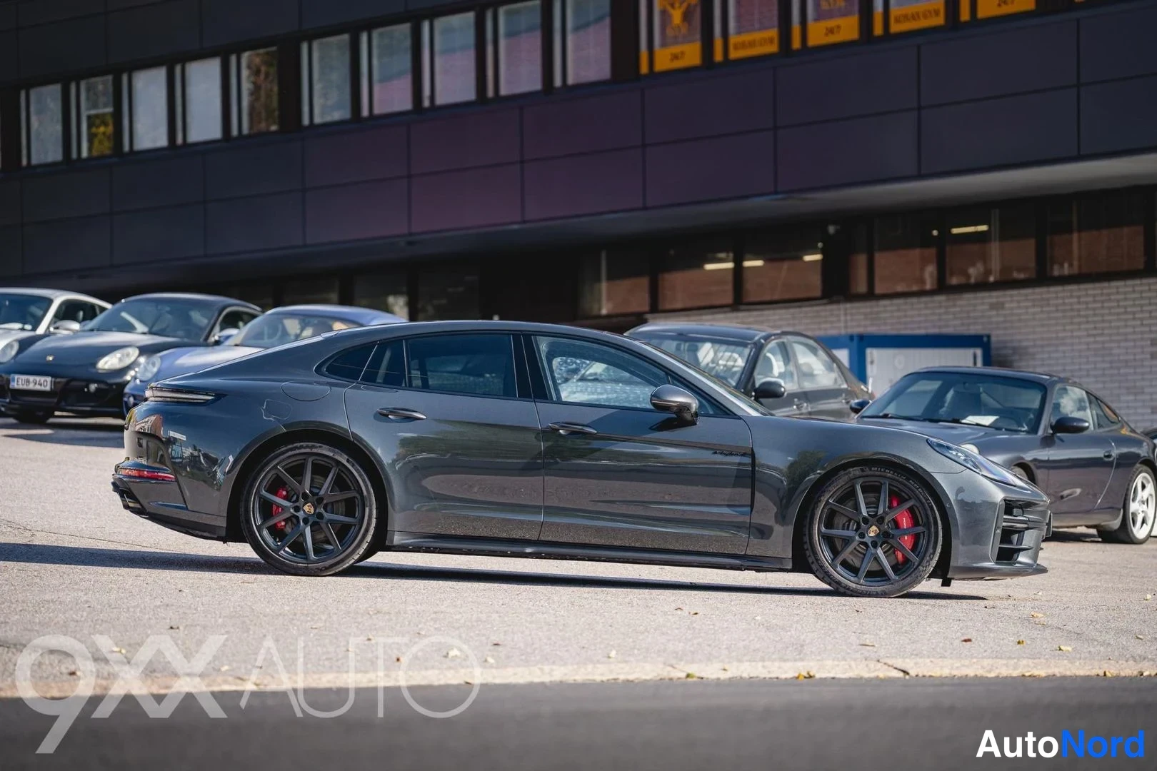 Harmaa Porsche Panamera 2024, etuviisto, keula oikealle, kuva 6