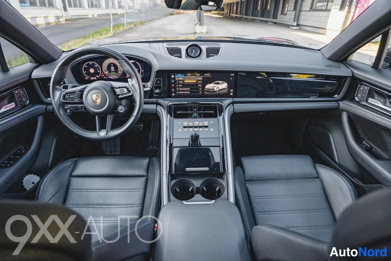 Harmaa Porsche Panamera 2024, ohjaamo, kuva 12