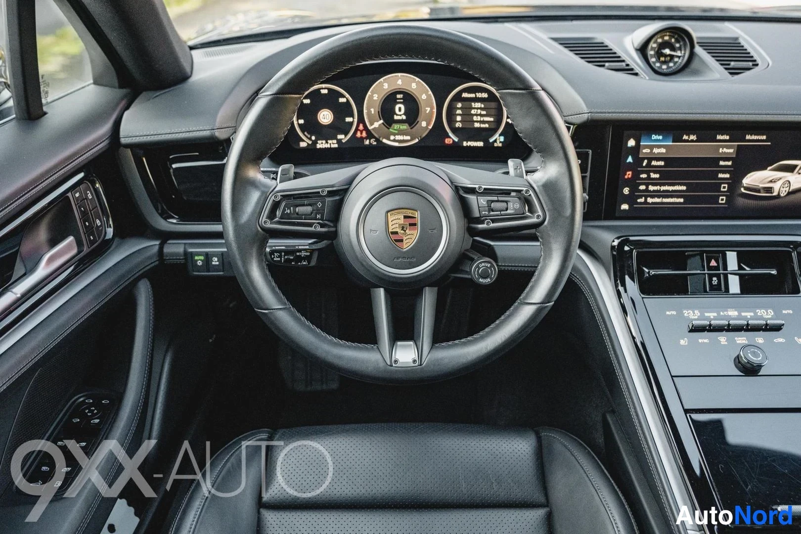 Harmaa Porsche Panamera 2024, ohjaamo, kuva 13