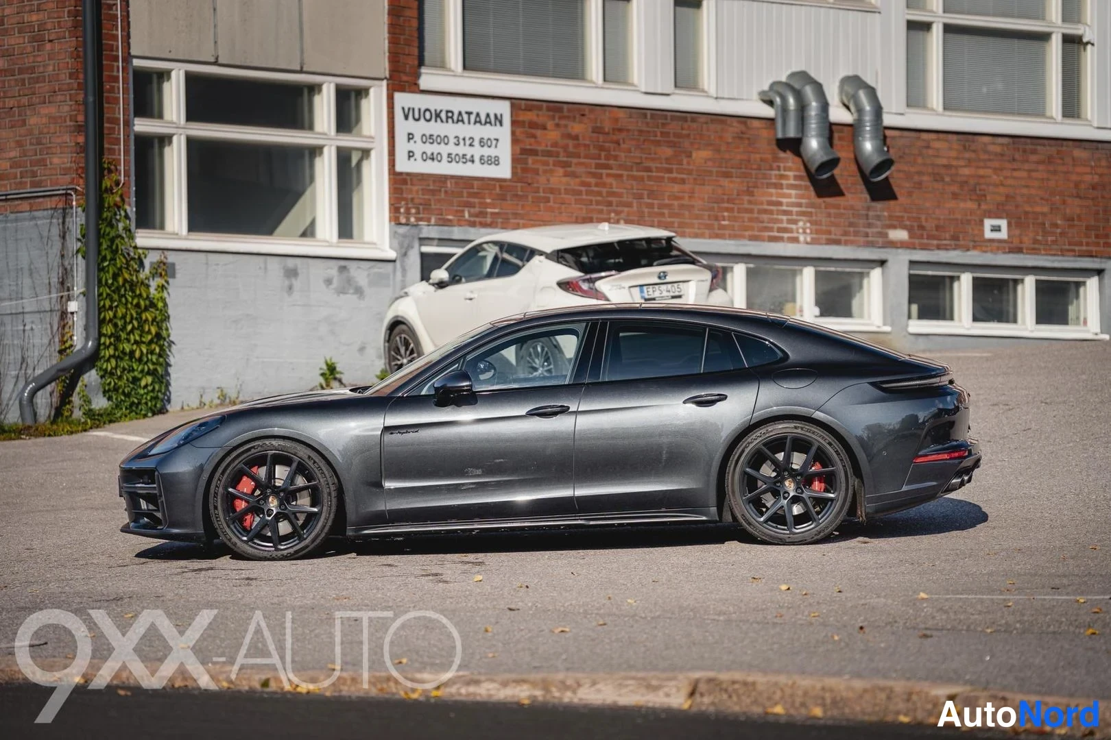 Harmaa Porsche Panamera 2024, etuviisto, keula vasemmalle, kuva 3