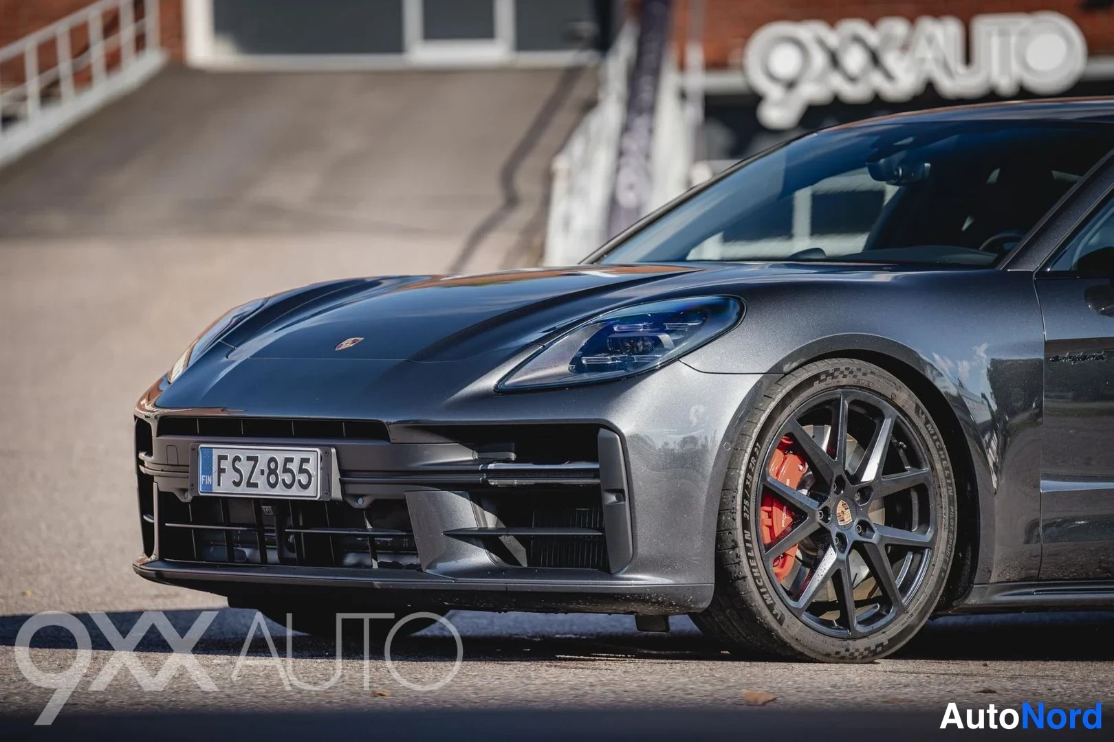 Harmaa Porsche Panamera 2024, etuviisto, keula vasemmalle, kuva 4