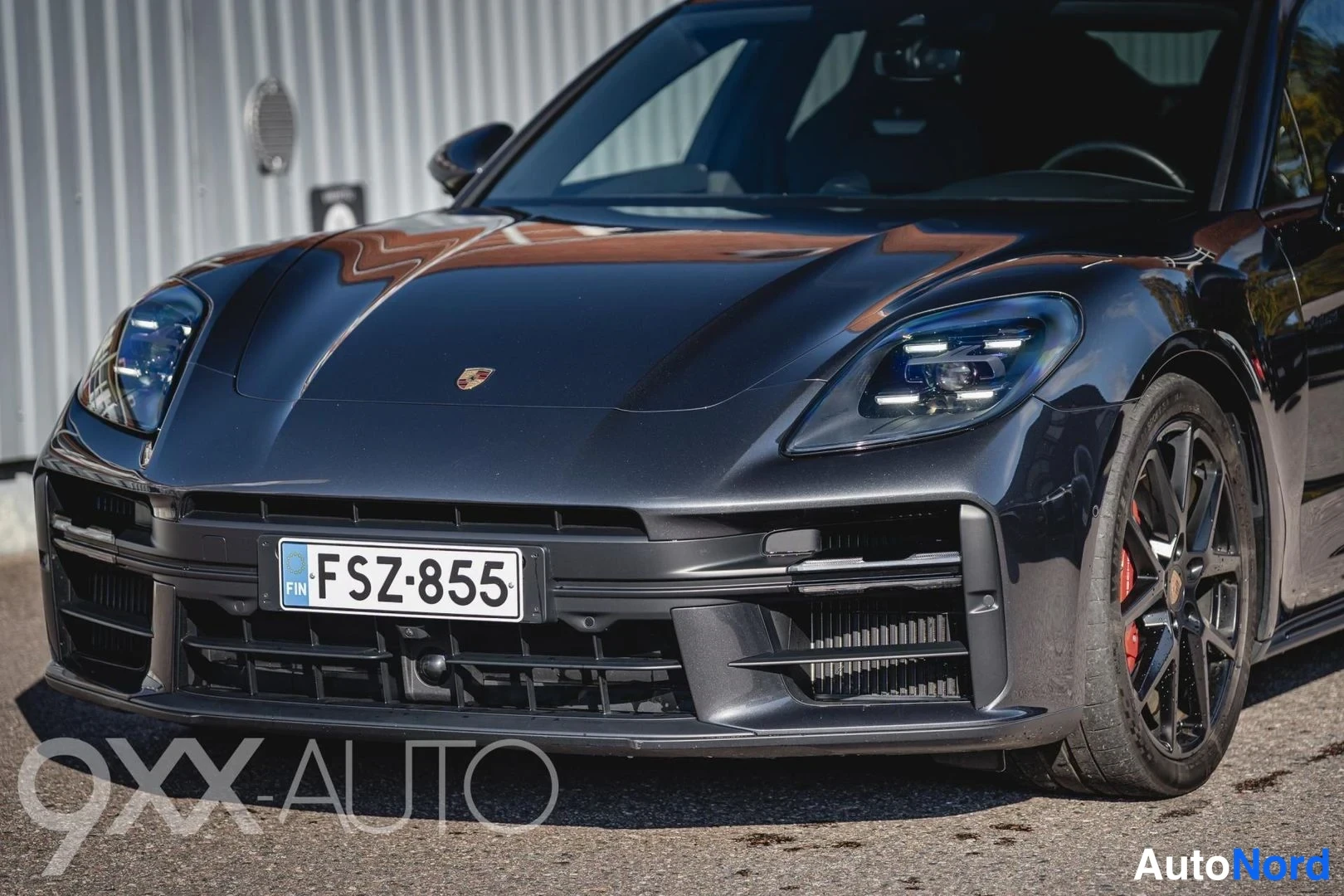 Harmaa Porsche Panamera 2024, etuviisto, keula vasemmalle, kuva 5
