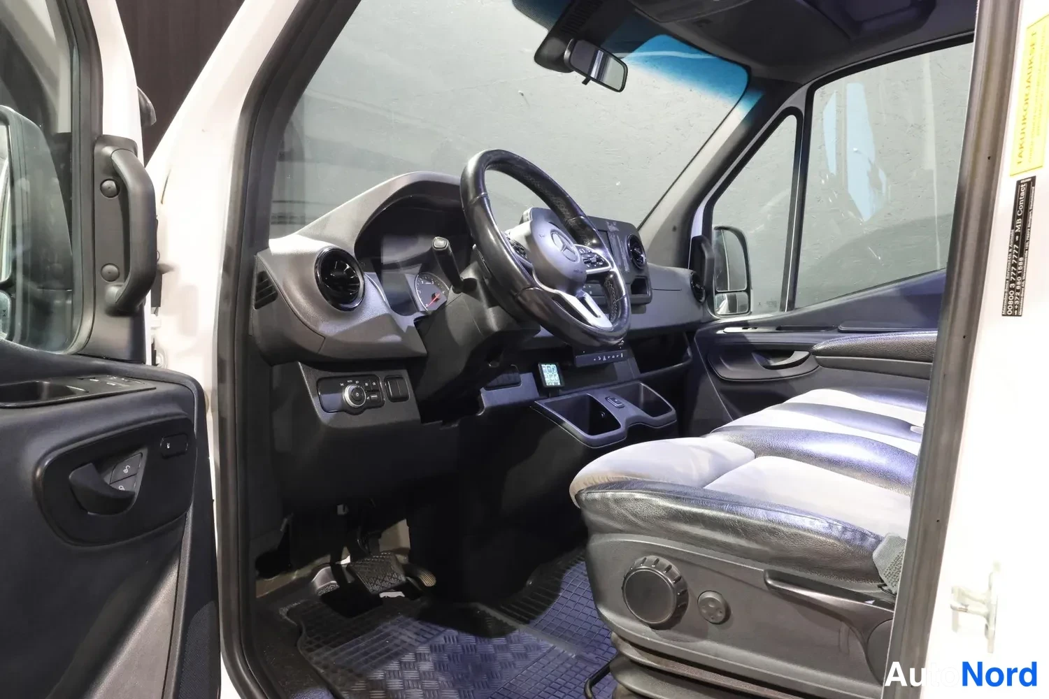 Valkoinen Mercedes-Benz Sprinter 2023, ohjaamo, kuva 17
