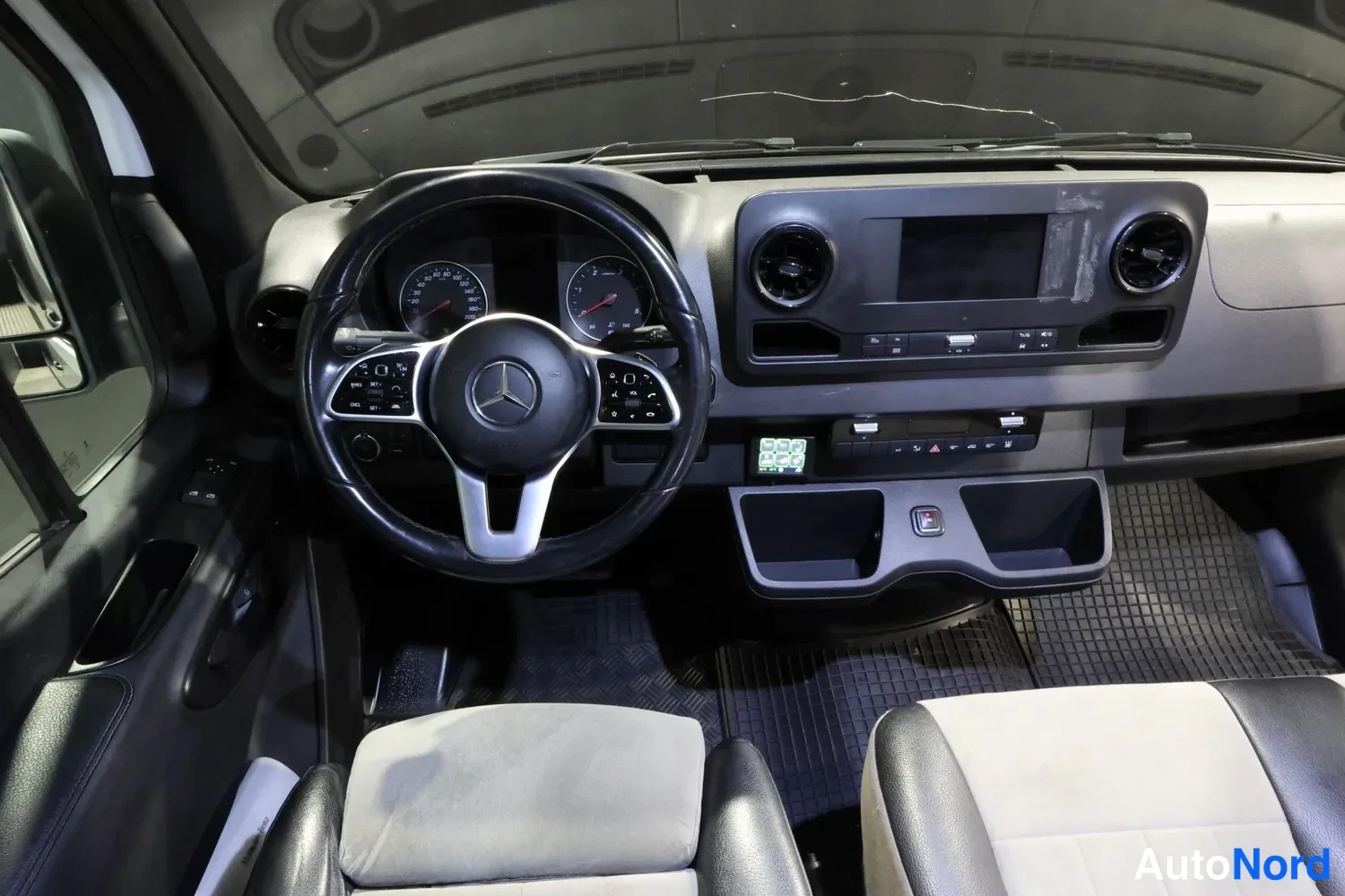 Valkoinen Mercedes-Benz Sprinter 2023, ohjaamo, kuva 18