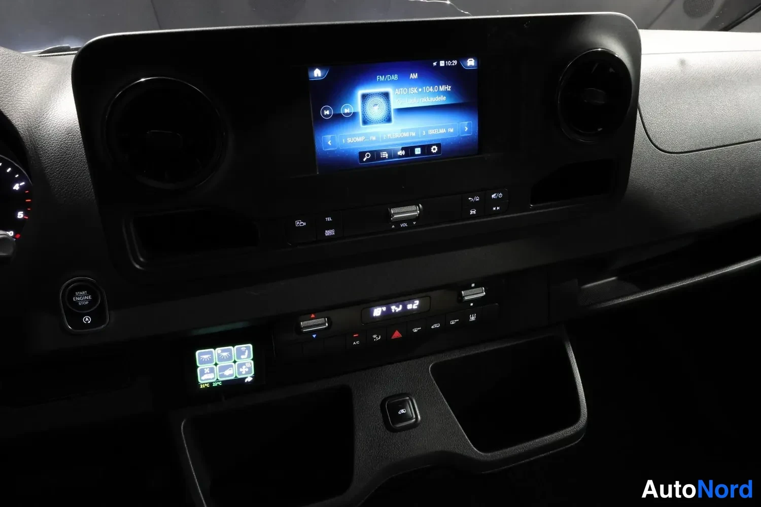 Valkoinen Mercedes-Benz Sprinter 2023, ohjaamo, kuva 14