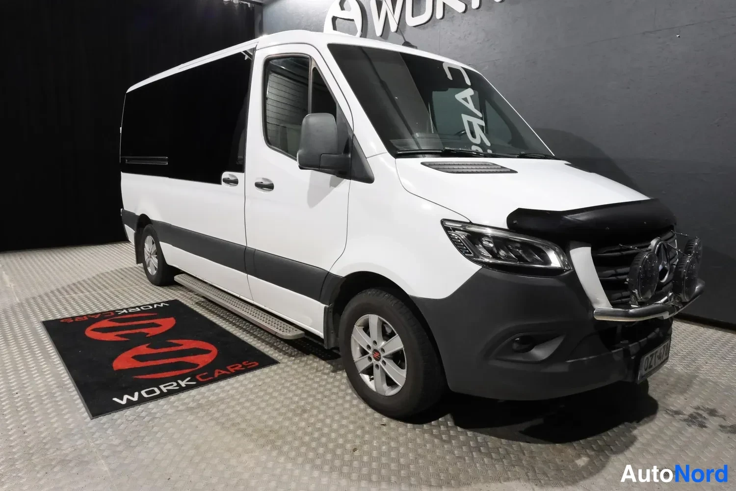 Valkoinen Mercedes-Benz Sprinter 2023, etuviisto, keula oikealle, kuva 5