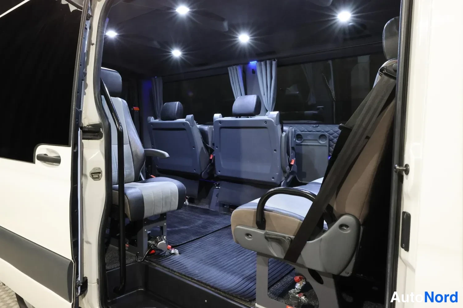 Valkoinen Mercedes-Benz Sprinter 2023, takaistuimet, kuva 19