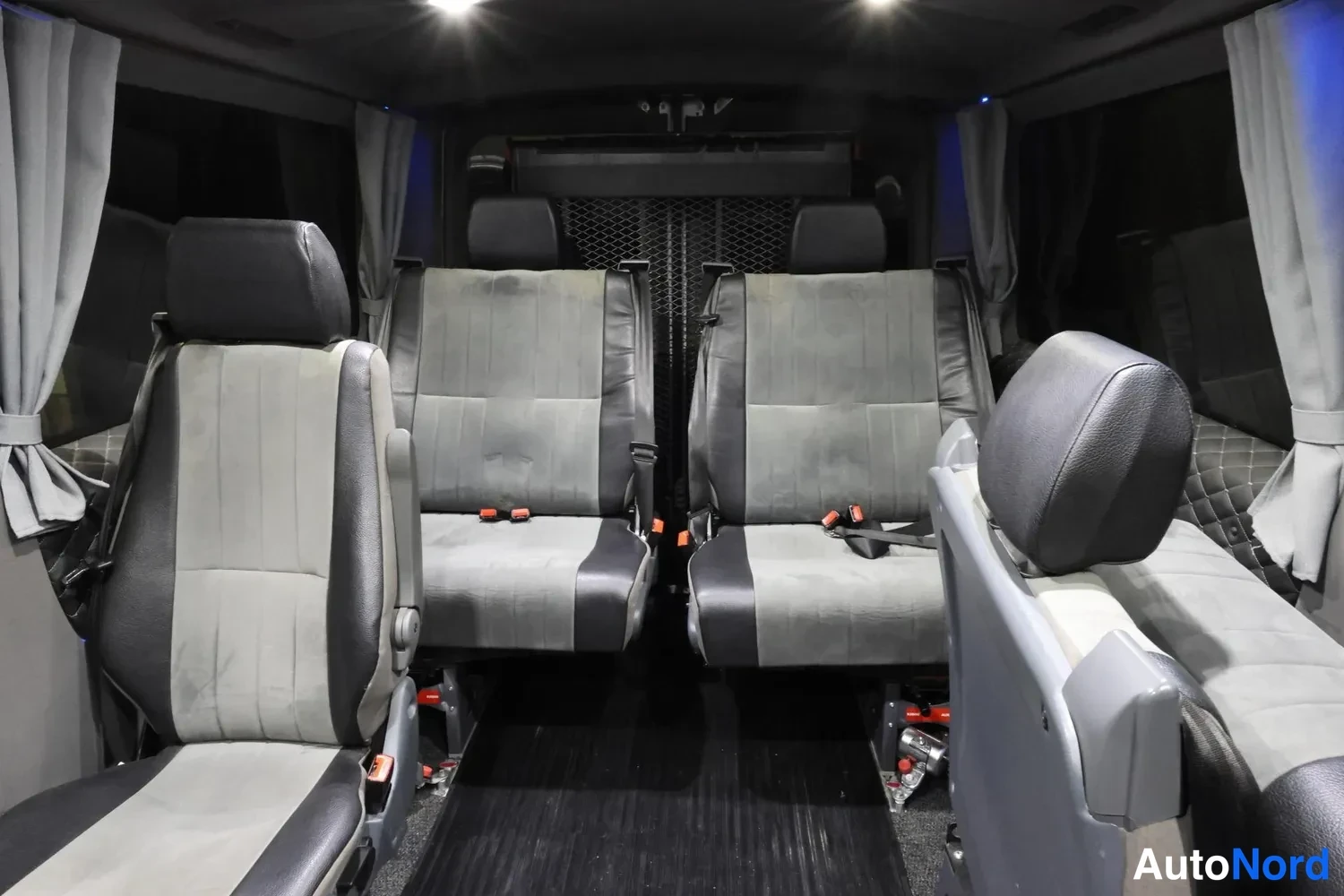 Valkoinen Mercedes-Benz Sprinter 2023, takaistuimet, kuva 21