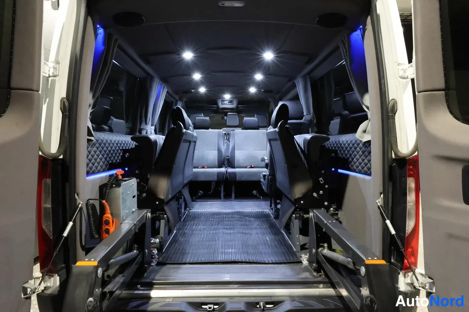 Valkoinen Mercedes-Benz Sprinter 2023, takaistuimet, kuva 22