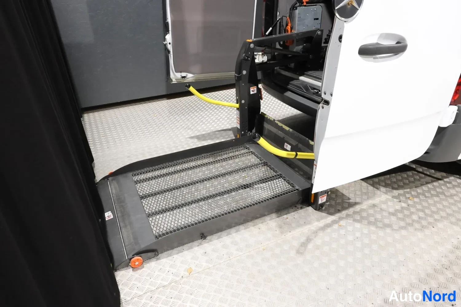 Valkoinen Mercedes-Benz Sprinter 2023, yksityiskohta, kuva 28