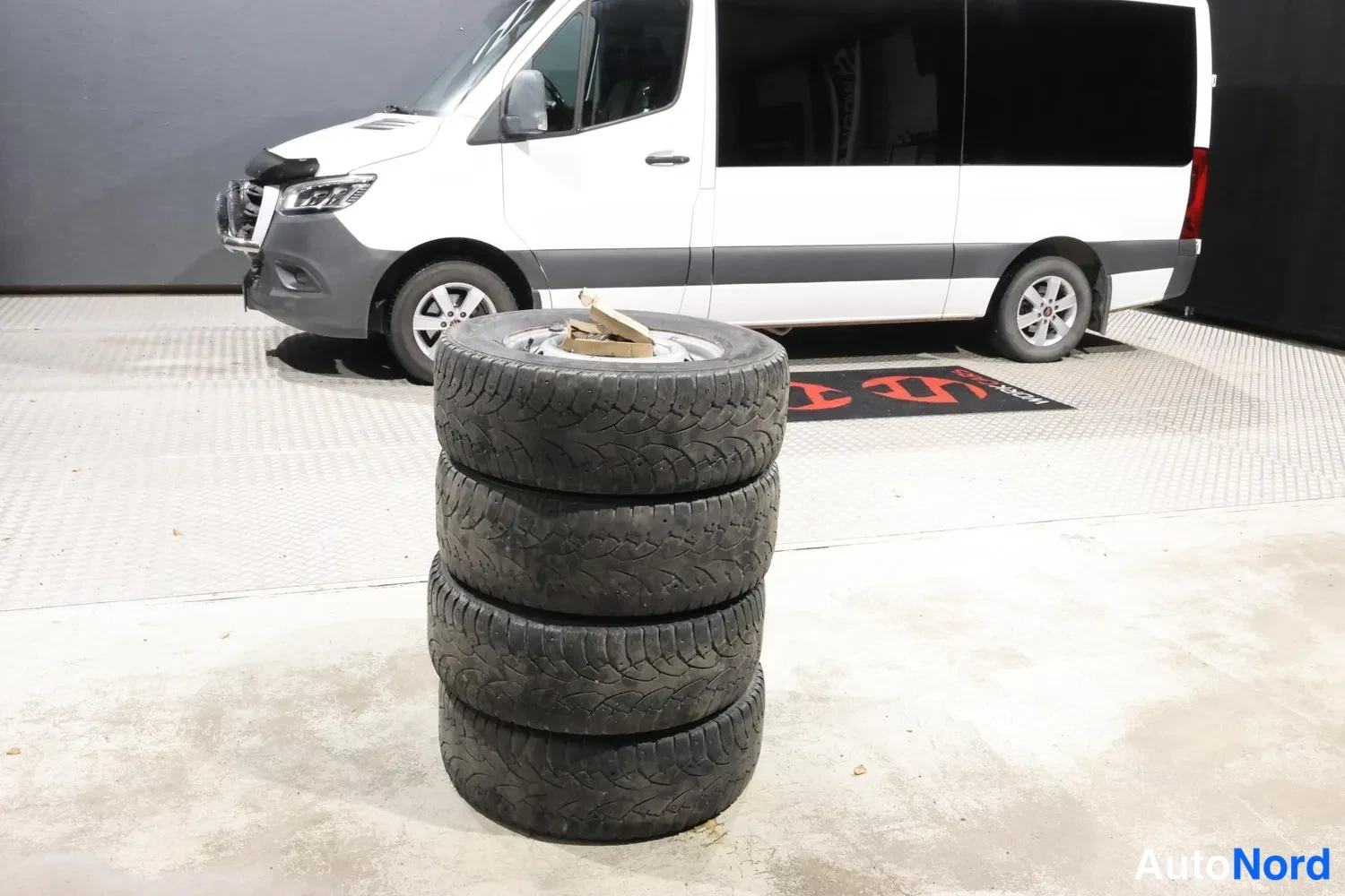 Valkoinen Mercedes-Benz Sprinter 2023, yksityiskohta, kuva 29