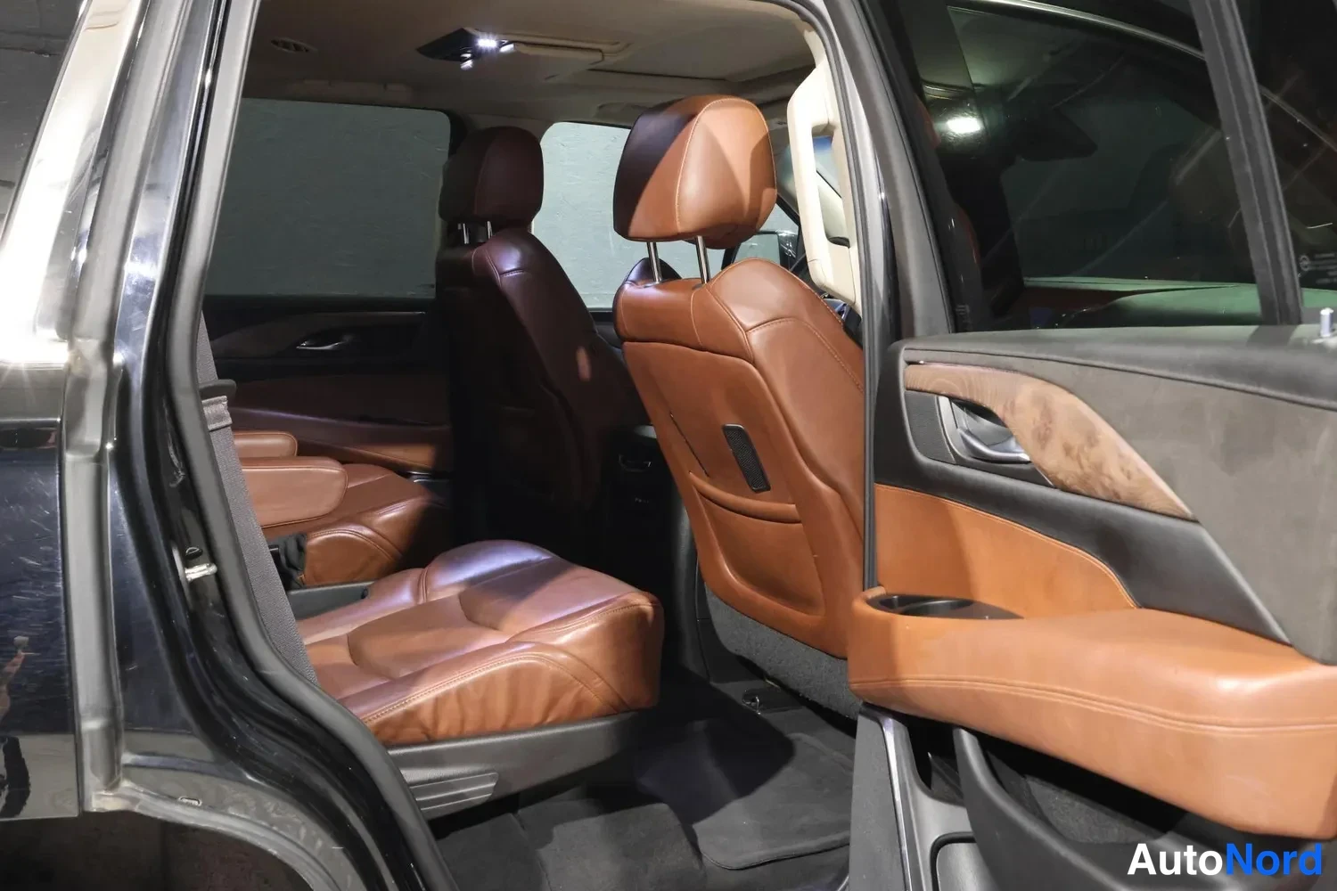 Musta Cadillac Escalade 2016, takaistuimet, kuva 19