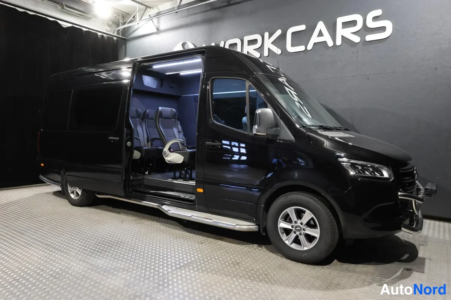Svart Mercedes-Benz Sprinter 2019, snett framifrån, fronten åt höger, bild 4