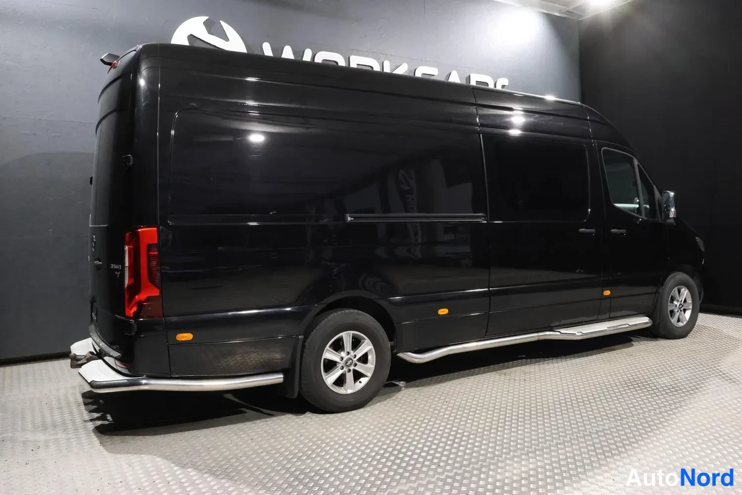 Svart Mercedes-Benz Sprinter 2019, snett bakifrån, bild 10