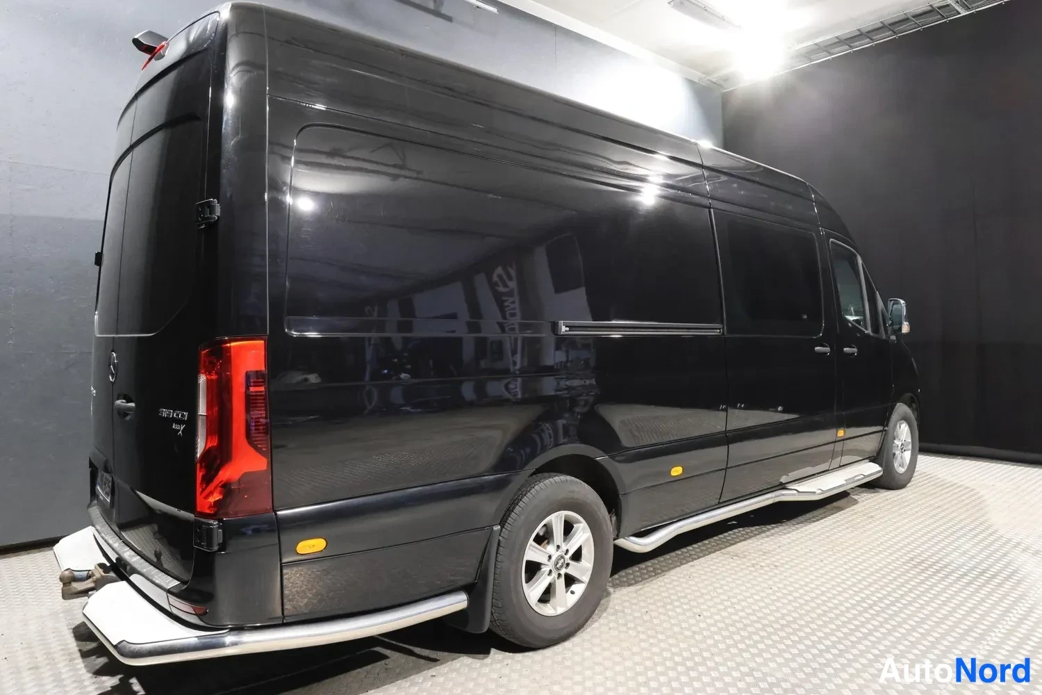 Svart Mercedes-Benz Sprinter 2019, snett bakifrån, bild 11