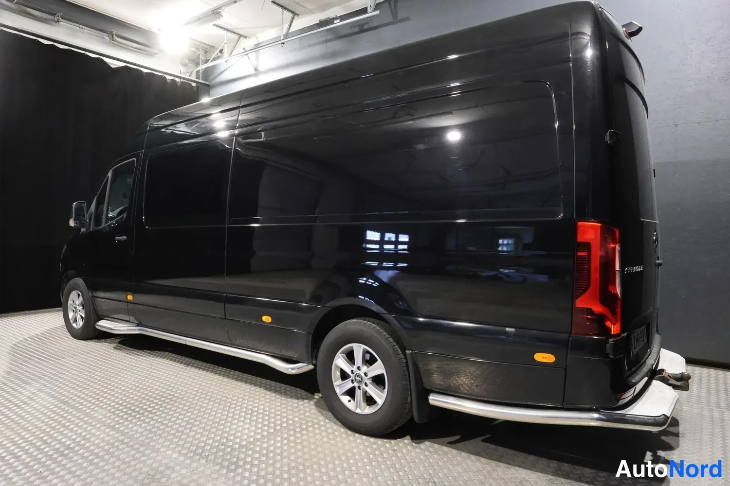 Svart Mercedes-Benz Sprinter 2019, snett bakifrån, bild 12