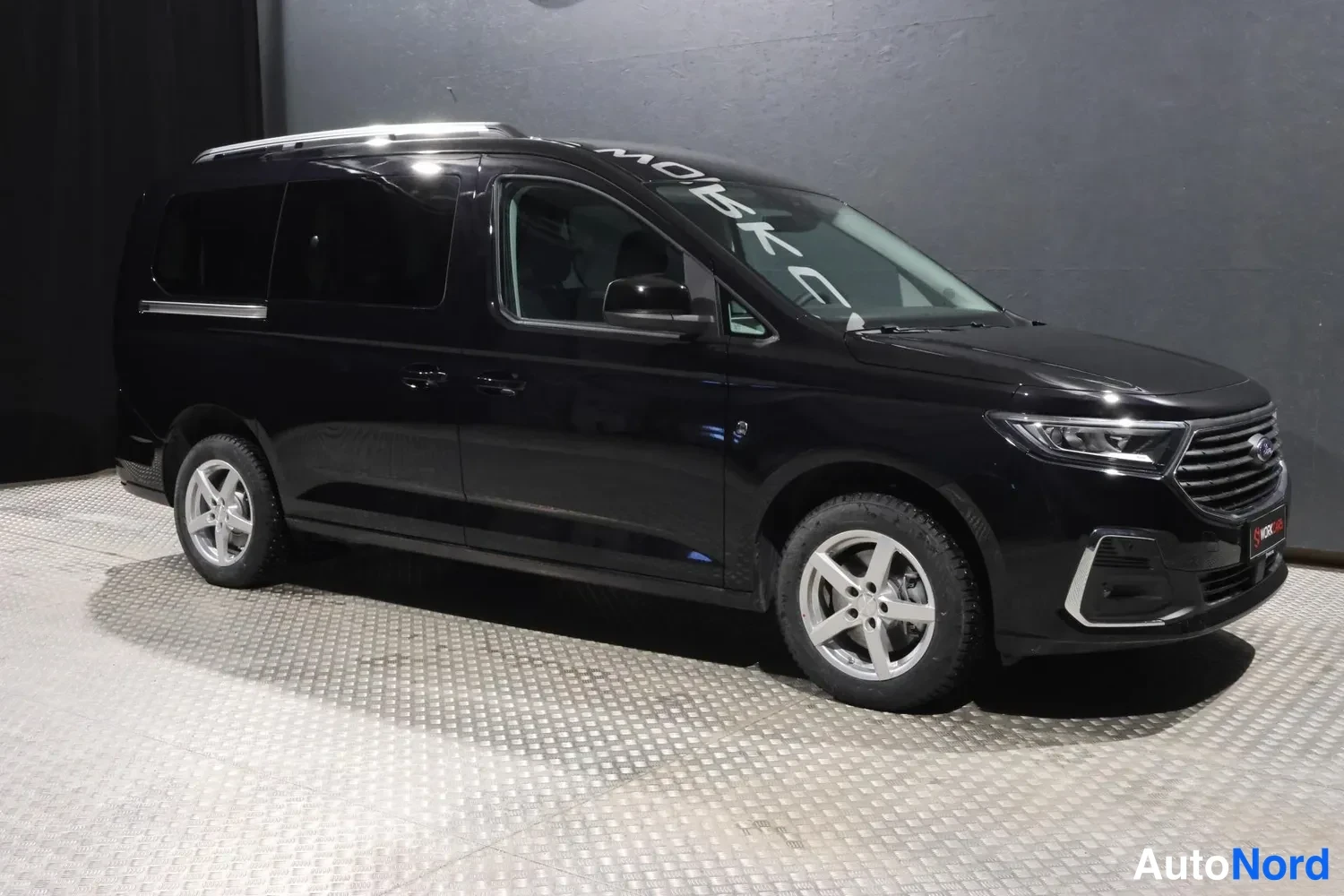 Black Volkswagen Caddy Maxi Grand Tourneo Connect 2026, front three-quarter, nose to the right, photo 4