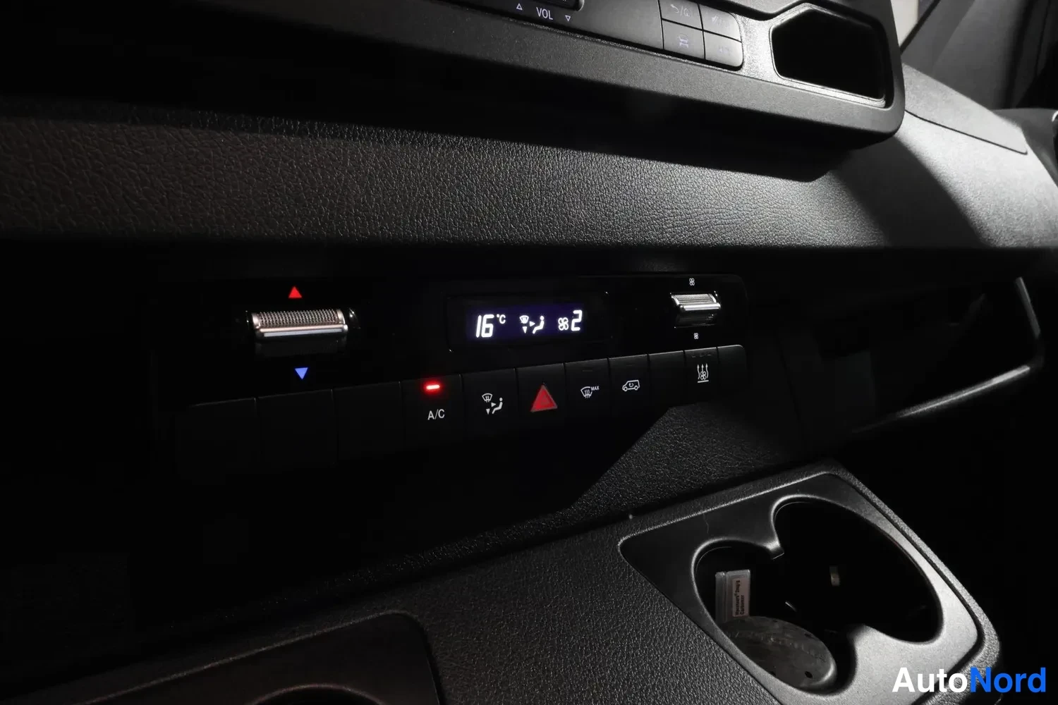 Valkoinen Mercedes-Benz Sprinter 2022, yksityiskohta, kuva 18