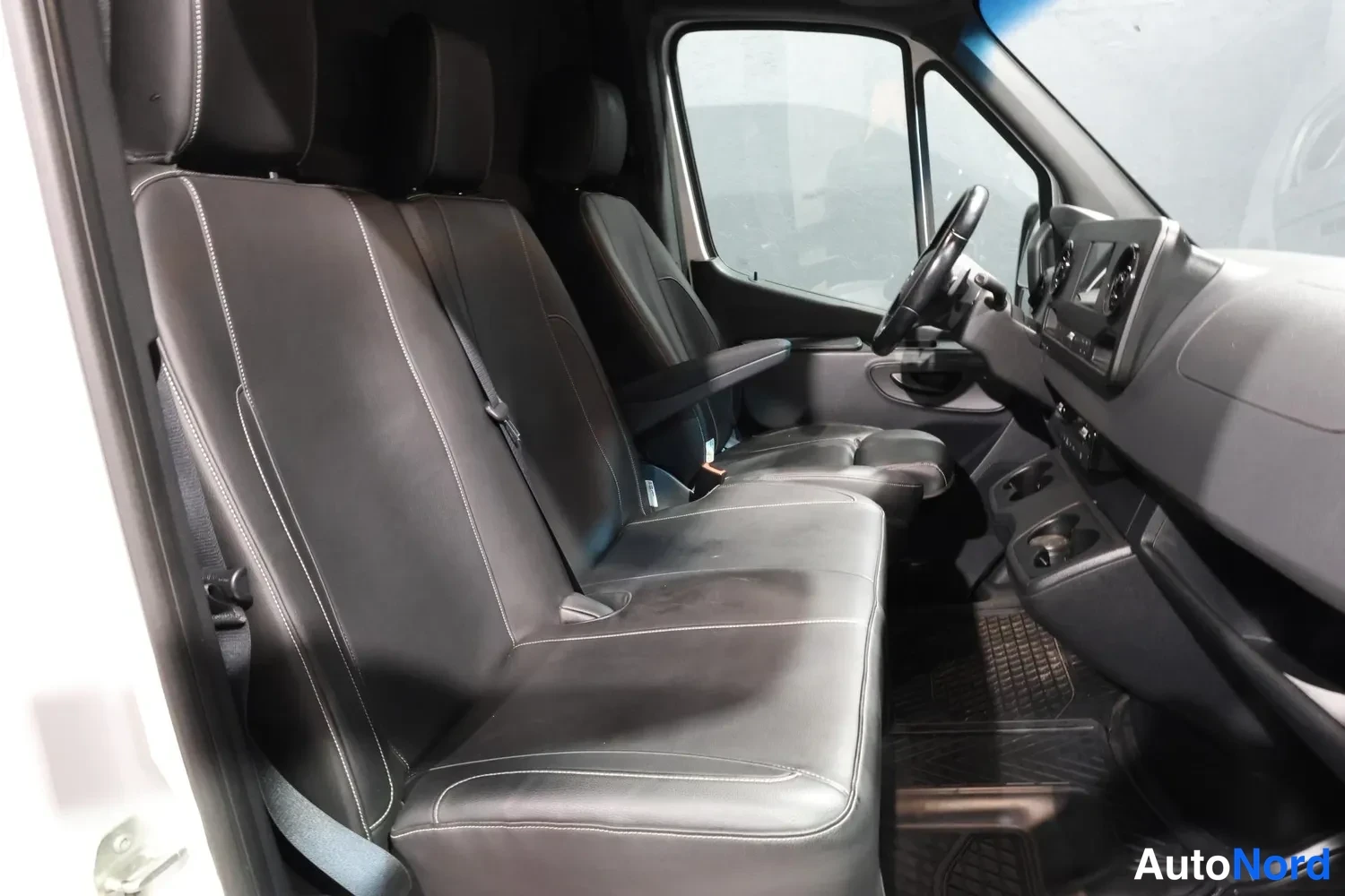 Valkoinen Mercedes-Benz Sprinter 2022, etuistuimet, kuva 11