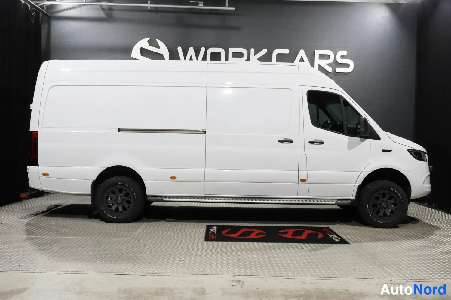 Valkoinen Mercedes-Benz Sprinter 2022, etuviisto, keula oikealle, kuva 4