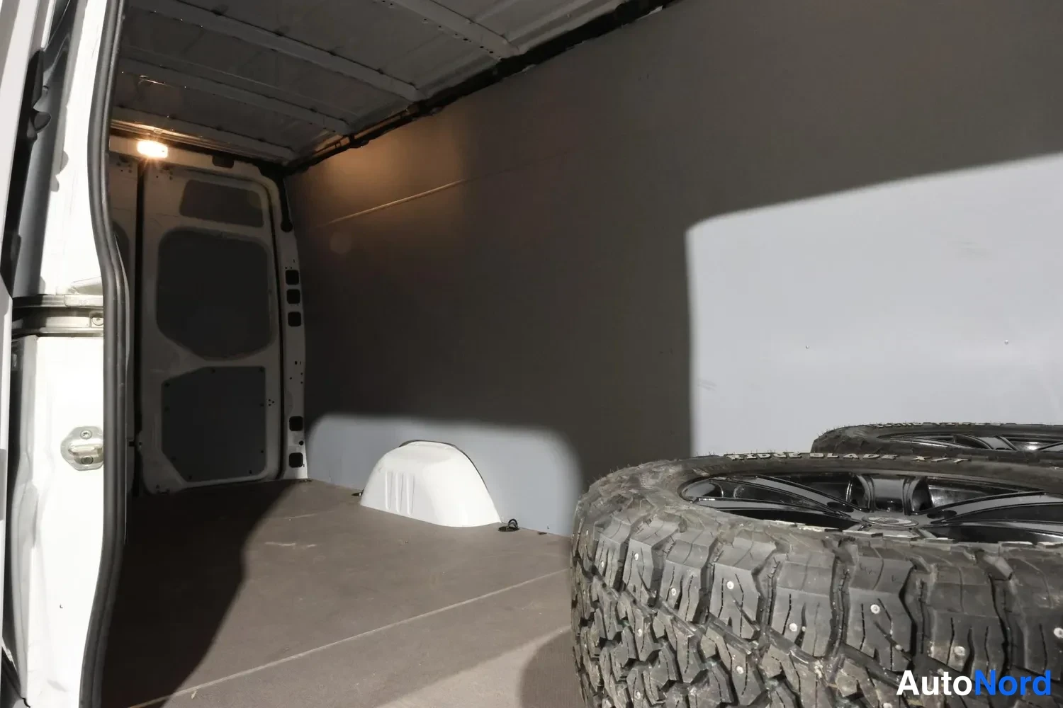 Valkoinen Mercedes-Benz Sprinter 2022, tavaratila, kuva 13