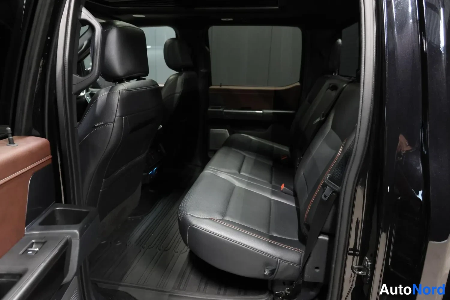 Musta Ford F150 2021, takaistuimet, kuva 15