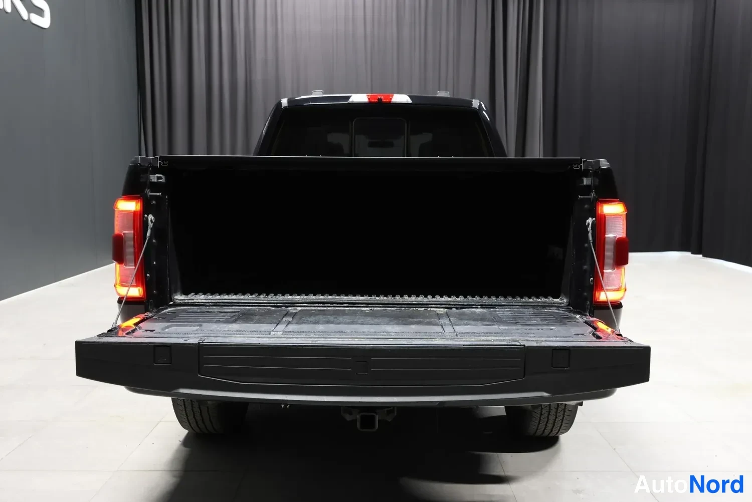 Musta Ford F150 2021, tavaratila, kuva 17