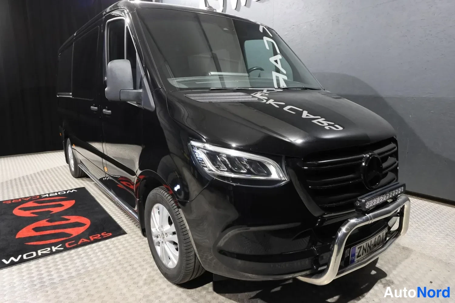 Musta Mercedes-Benz Sprinter 2020, etuviisto, keula oikealle, kuva 5