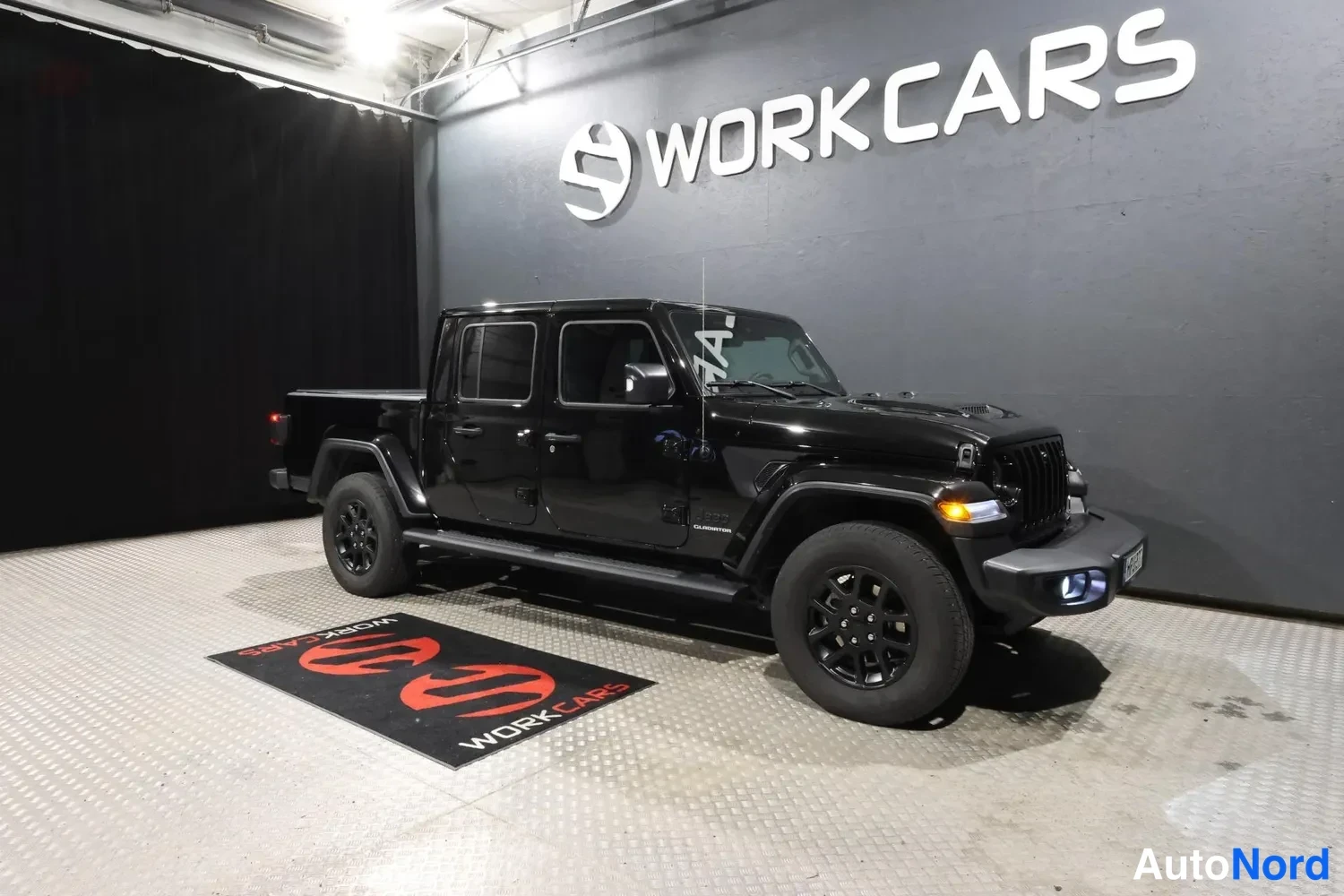 Musta Jeep Gladiator 2024, etuviisto, keula oikealle, kuva 5
