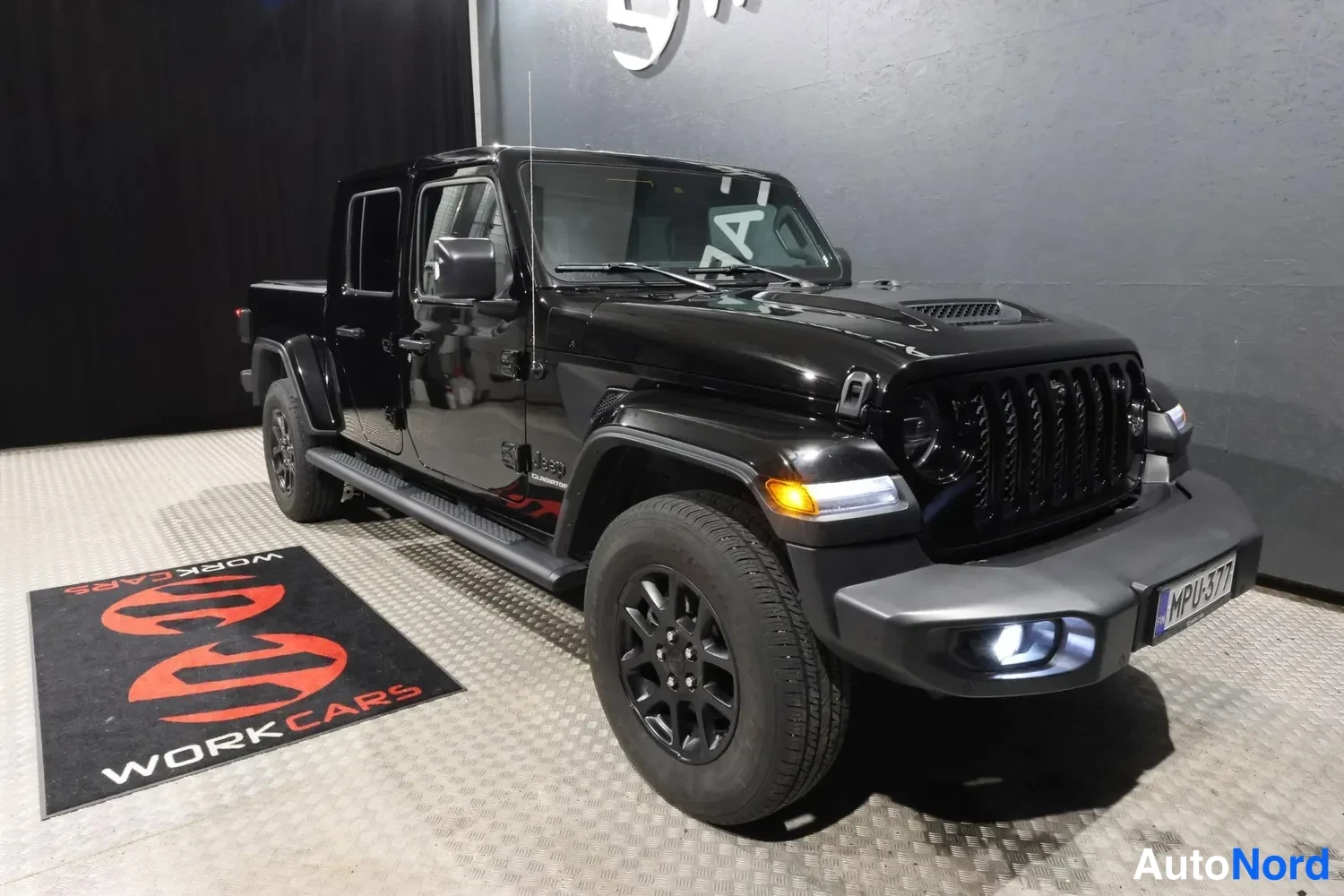 Musta Jeep Gladiator 2024, etuviisto, keula oikealle, kuva 6