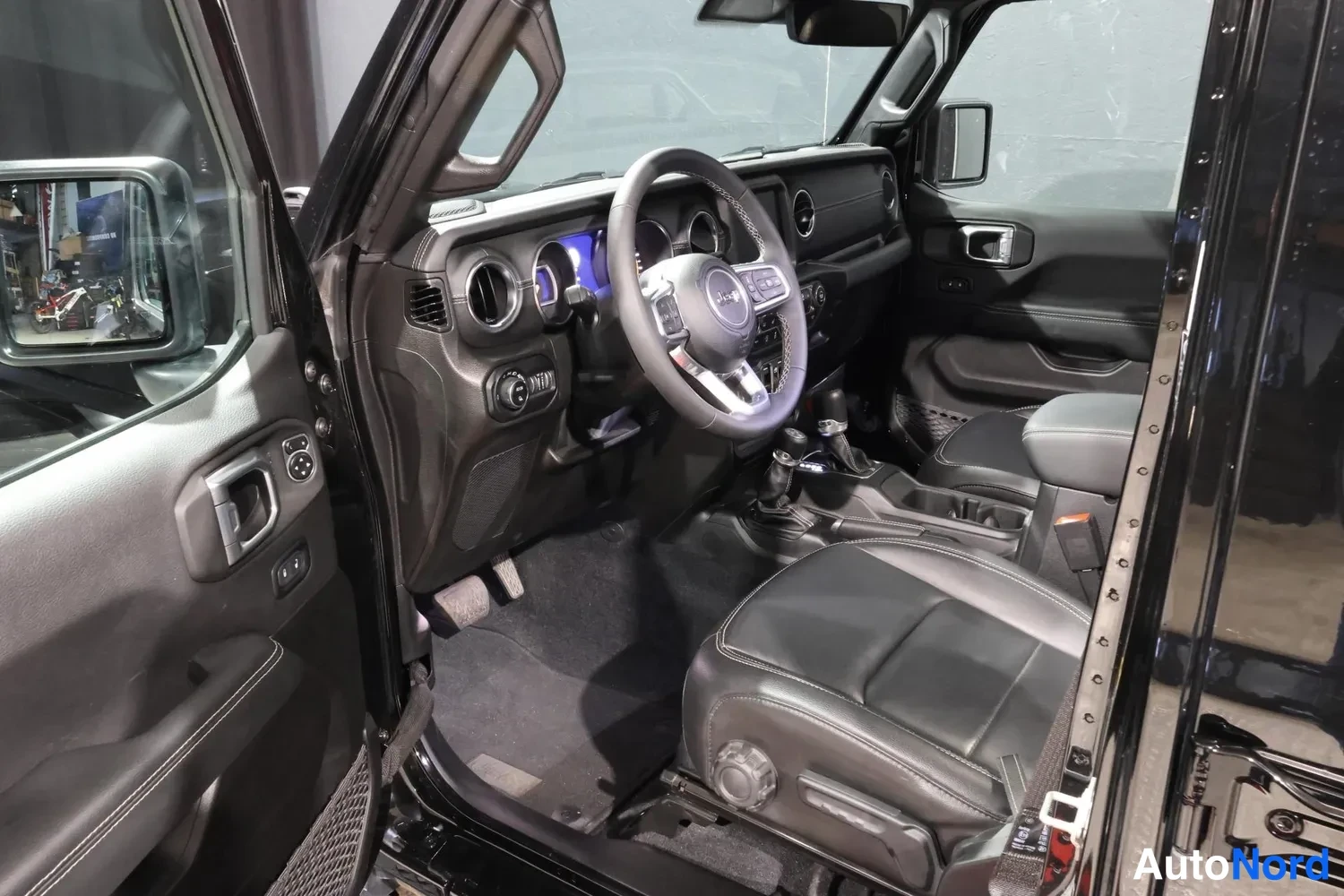Musta Jeep Gladiator 2024, ohjaamo, kuva 18