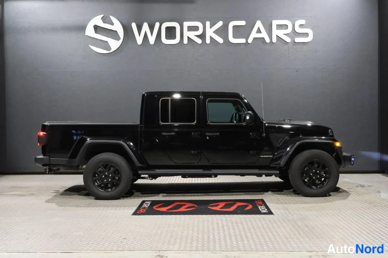 Musta Jeep Gladiator 2024, sivulta, kuva 8
