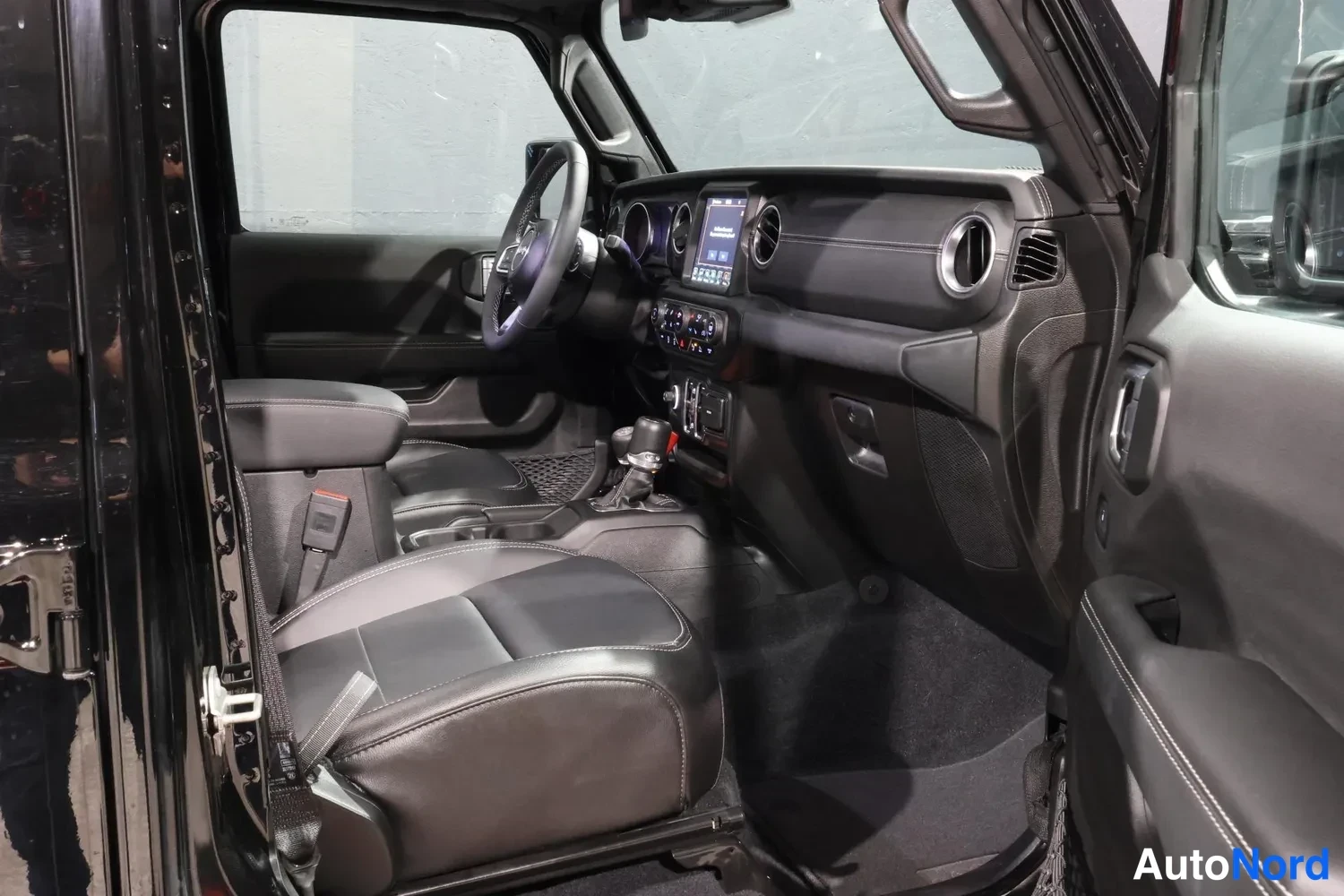Musta Jeep Gladiator 2024, ohjaamo, kuva 19