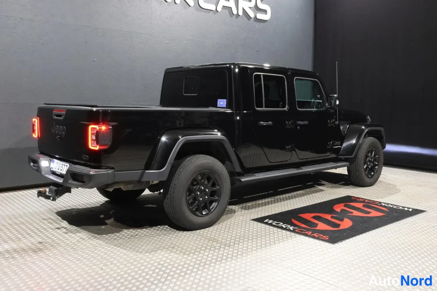 Musta Jeep Gladiator 2024, takaviisto, kuva 11