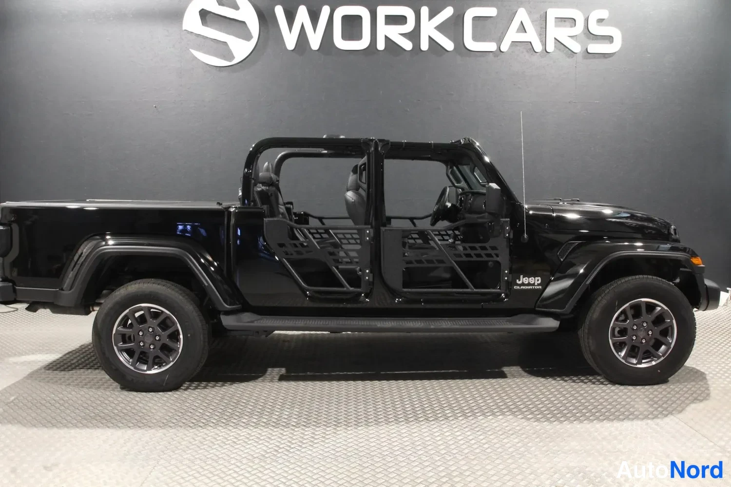 Musta Jeep Gladiator 2024, sivulta, kuva 10