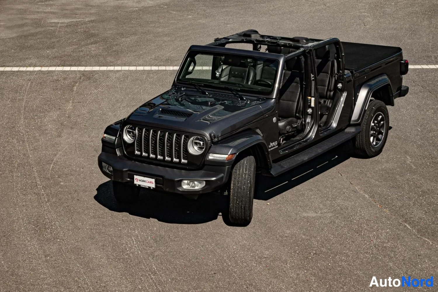 Musta Jeep Gladiator 2024, etuviisto, keula vasemmalle, kuva 4