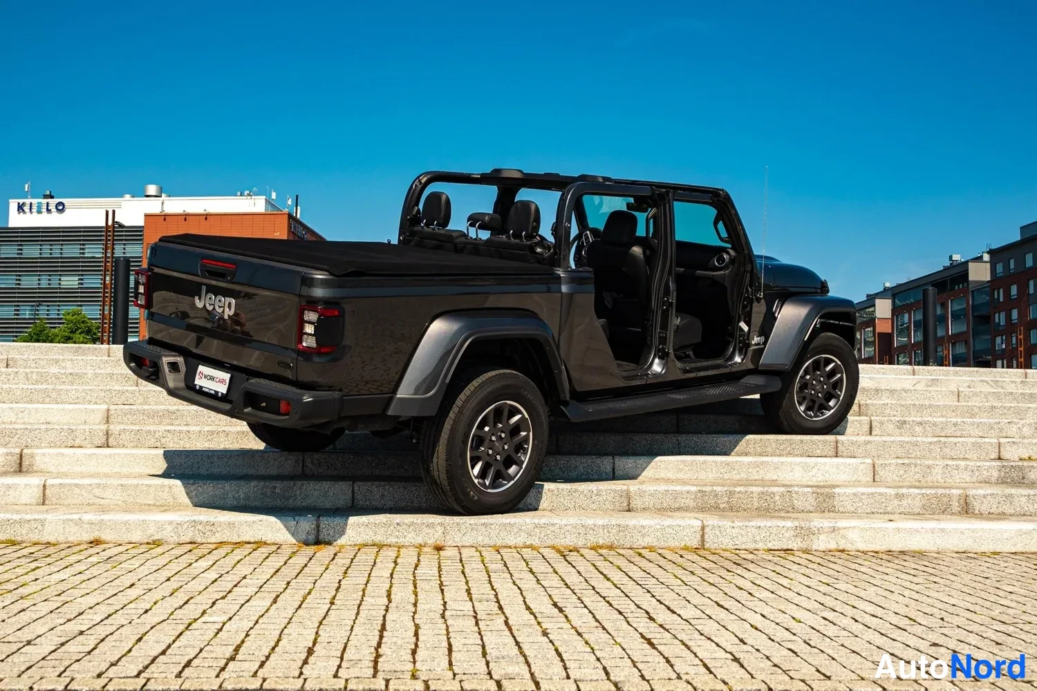 Musta Jeep Gladiator 2024, takaviisto, kuva 15