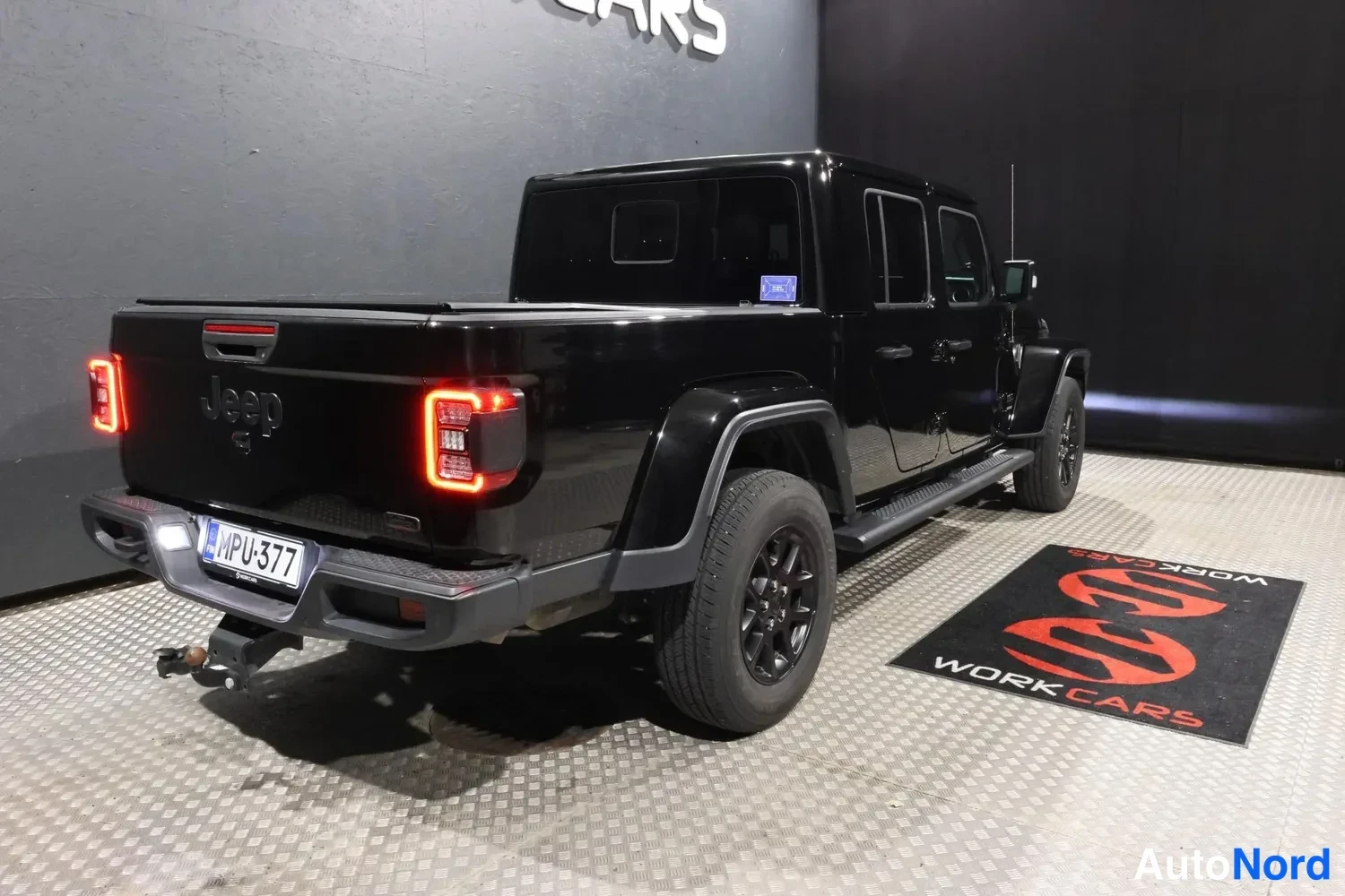 Musta Jeep Gladiator 2024, takaviisto, kuva 14