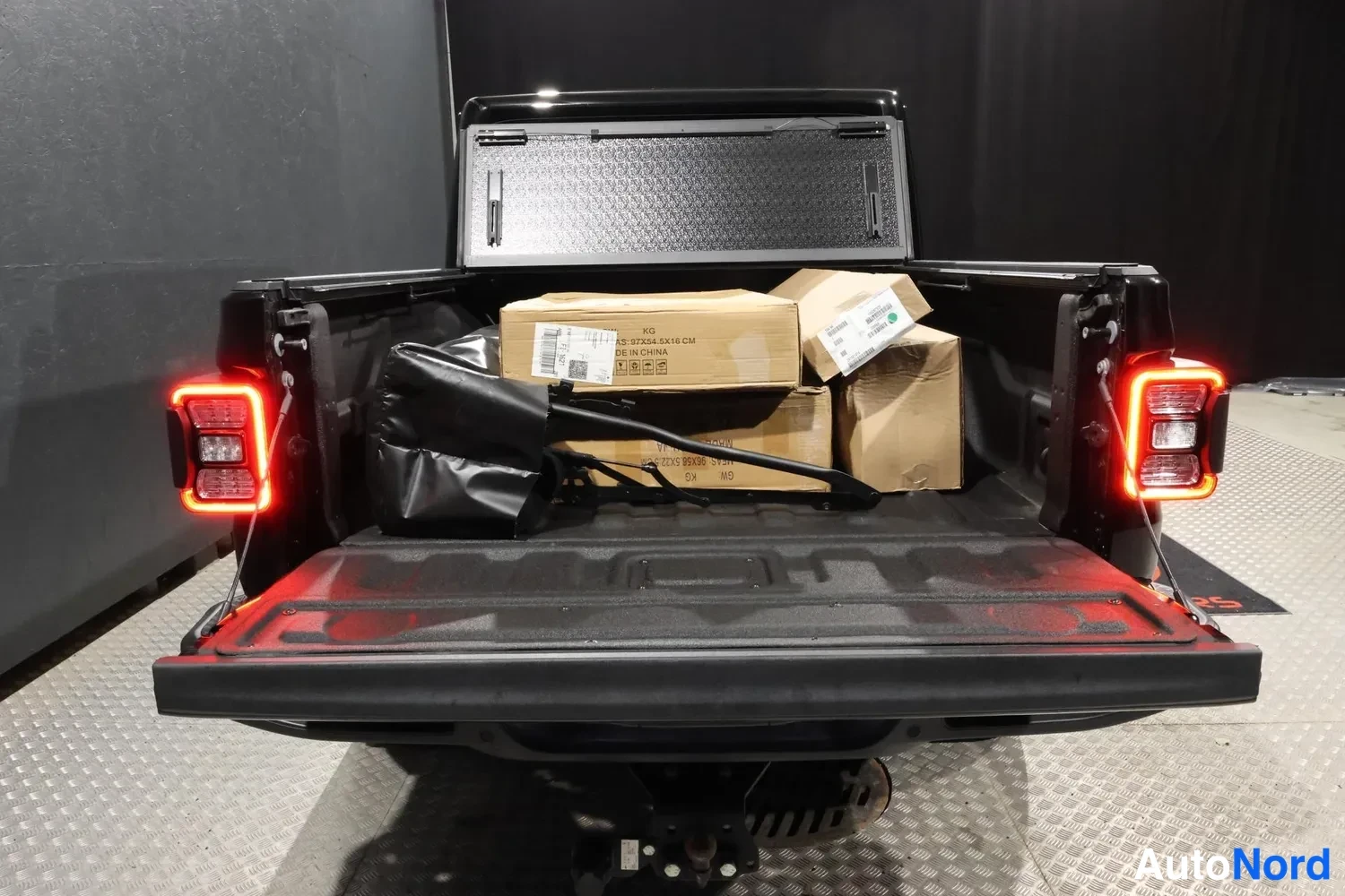 Musta Jeep Gladiator 2024, takaa, kuva 17