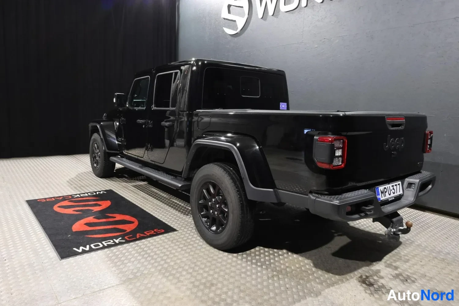 Musta Jeep Gladiator 2024, takaviisto, kuva 12