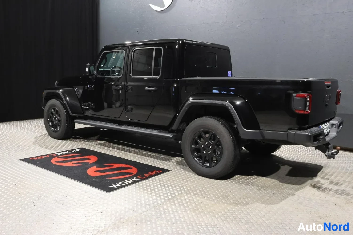 Musta Jeep Gladiator 2024, takaviisto, kuva 13