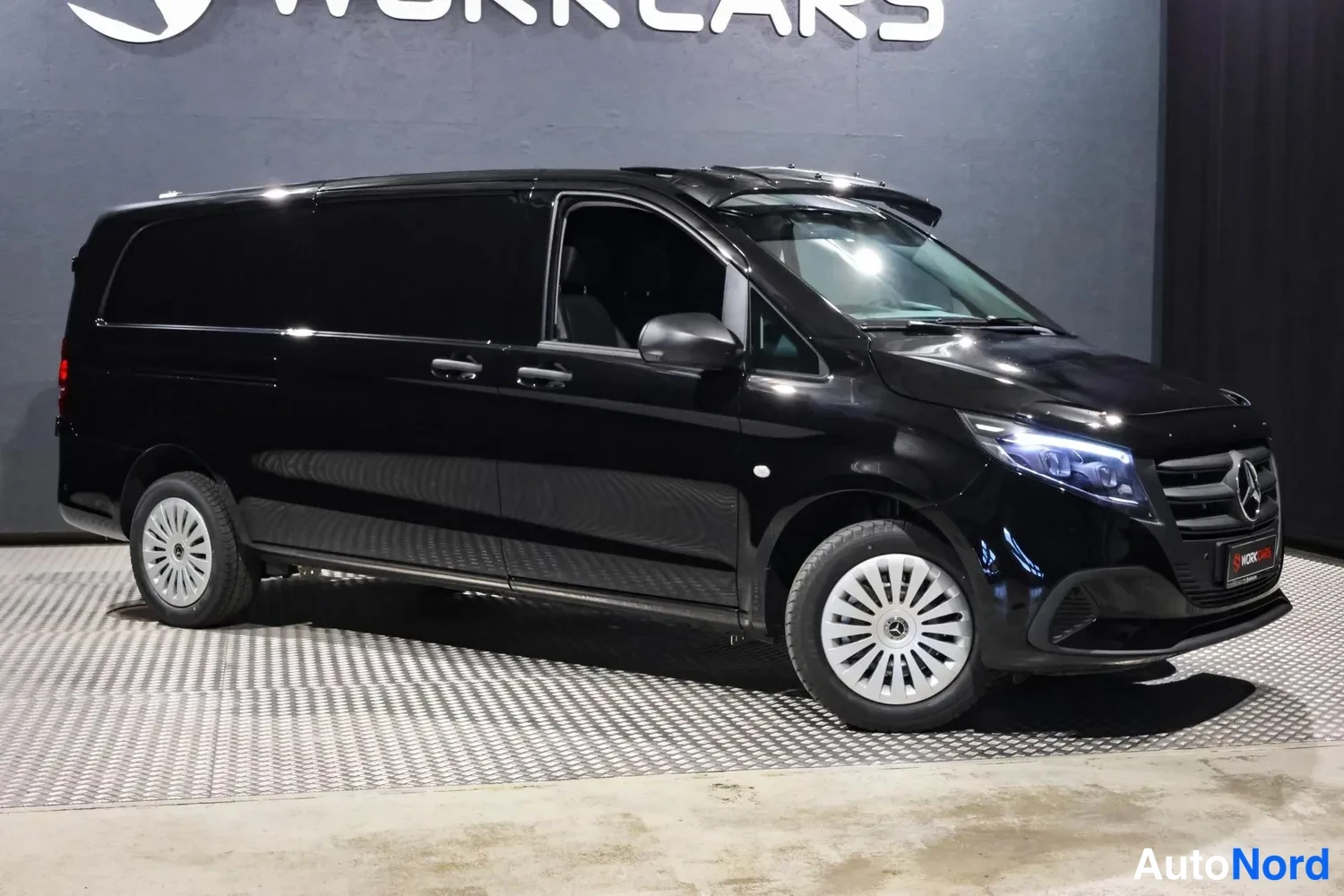 Musta Mercedes-Benz Vito 2026, etuviisto, keula oikealle, kuva 5