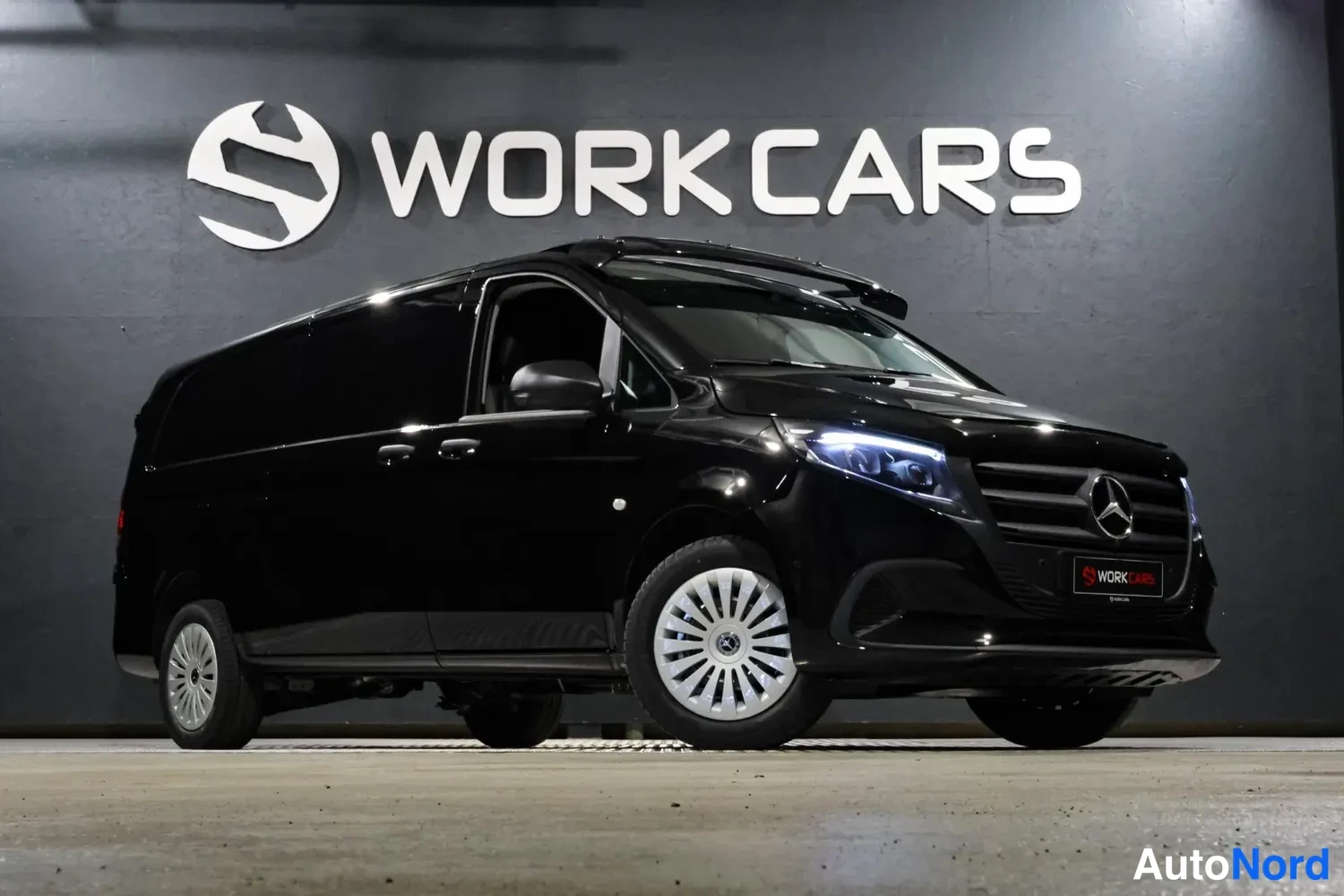 Musta Mercedes-Benz Vito 2026, etuviisto, keula oikealle, kuva 6